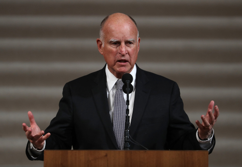 加州州长布朗签署了“庇护州”法案。