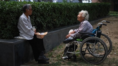 中国大批城市面临深度老龄化危机。