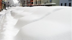 小伙用雪堆成一辆车停路边警察开罚单这样写(图)