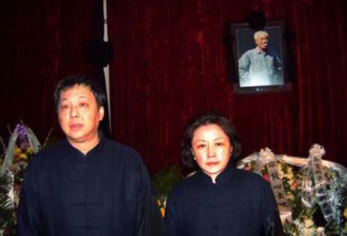 趙紫陽的小兒子和女兒在靈堂上接受悼念者的問候。
