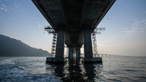把香港、澳门、与大陆城市珠江连结一起的港珠澳大桥