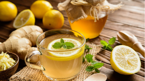 蜂蜜柠檬姜茶可预防和纾解感冒初期的不适。