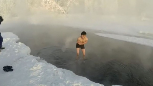 有名日本遊客嘗試在攝氏零下60度時挑戰泡奧伊米亞康（Omyakon）村河水，引髮網友熱議。(16:9) 