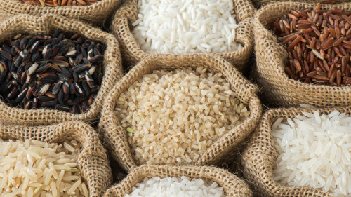 聞到大米有了霉味，就扔掉吧，千萬不要洗洗後繼續吃。