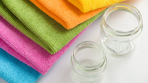 特别是夏天，清洁不彻底的洗碗布更会滋生大量细菌。
