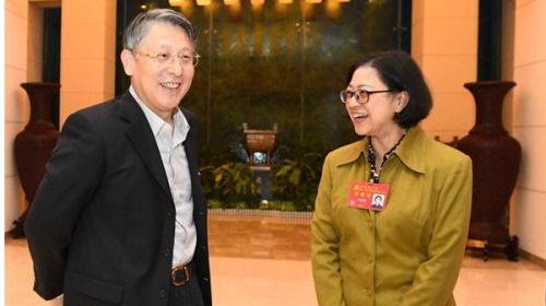 被称为台湾代表的卢丽安（右）与介绍她加入共产党的前上海统战部长沙海林（左）。