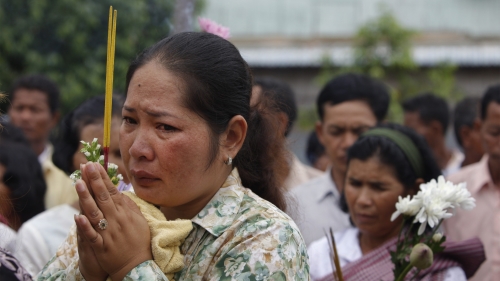 “红柬波布”当政以后，全家被杀了十口，讲着讲着，她就难过得要哭出声来。