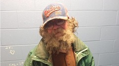 老街友被请到警局聊天走出来时模样大变(组图)