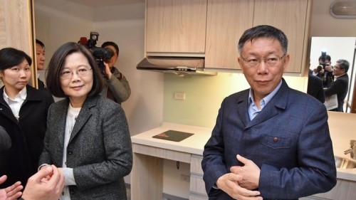 总统蔡英文（前左）26日到位于台北市松山区的健康公宅视察，台北市长柯文哲（右）等人也在旁陪同蔡总统参观。