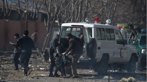 一辆载满炸药的救护车27日在首都喀布尔一个人潮拥挤的区域爆炸，造成严重伤亡。（图片来源：Getty images）