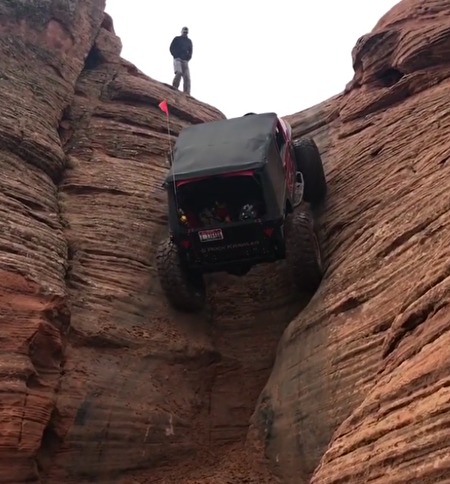 难以置信！吉普车开上近乎垂直的岩壁