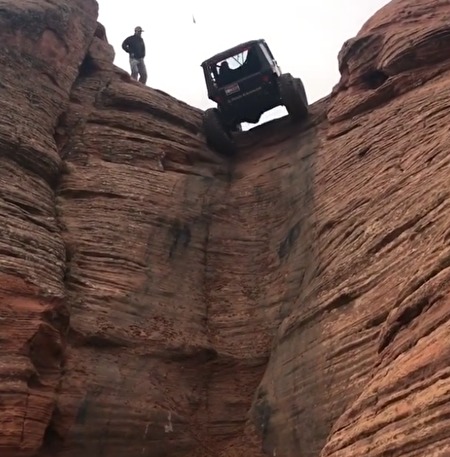 難以置信！吉普車開上近乎垂直的岩壁