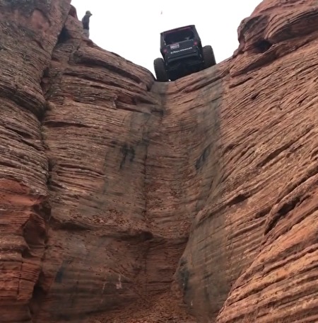 难以置信！吉普车开上近乎垂直的岩壁