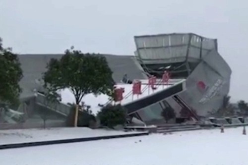 武汉汽车城被雪压垮