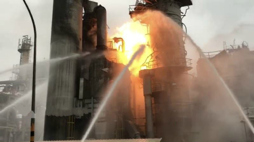 臺灣中油的桃園煉油廠1月29日清晨發生氣爆，警消全力扑火。