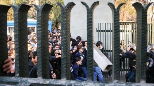 2017年12月30日，伊朗首都学生在德黑兰大学举行示威抗议活动。