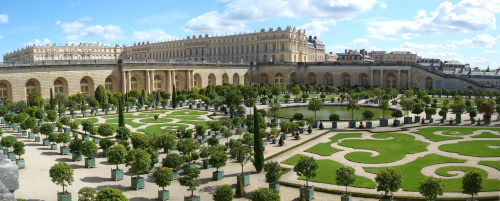 凡爾賽宮完成了一座豪華宮殿群、一座大型的花園、一座供給宮殿和附近村莊居民用水的大型蓄水池。