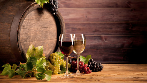 喝葡萄酒能够帮助身体排出致癌物，预防癌症。