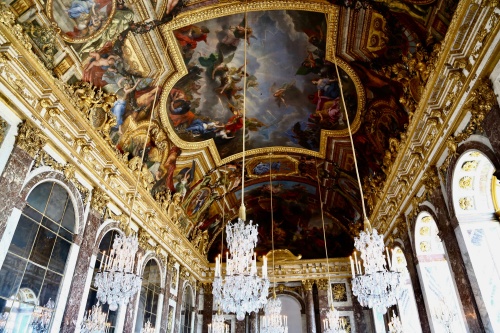 鏡廳的一側是大片落地窗，另一側則鑲了十七面巨型鏡子，天花板則用金漆彩繪著天國世界的壯麗美景。