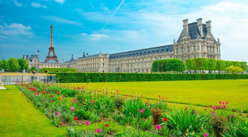 羅浮宮被改建，用許多宏偉的建筑和優美的廣場來美化市容。