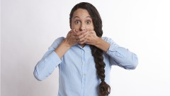 怀孕小三被中国大妈当街扒光狠踩老外看傻眼(组图)