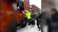 交警「雪中送炭」幕後真相令人不齒(組圖視頻)