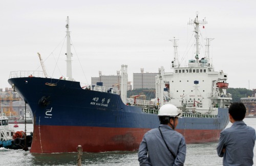 2007年7月11日，在韩国蔚山一艘油船即将驶往朝鲜。此前朝鲜同意暂停核设施的运作，来换取燃料油。
