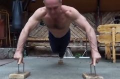 绝了乌克兰大叔在钉上做俯卧撑(视频)
