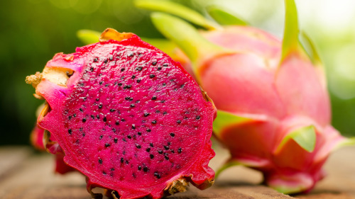 火龍果果皮中色素即為甜菜紅素，它具有抗氧化、抗自由基、抗衰老的作用。