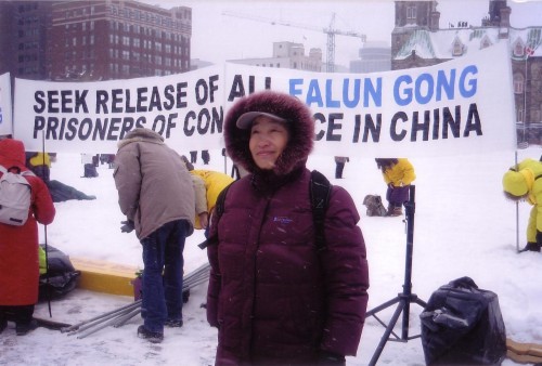 陈春茹在风雪中参加反迫害集会
