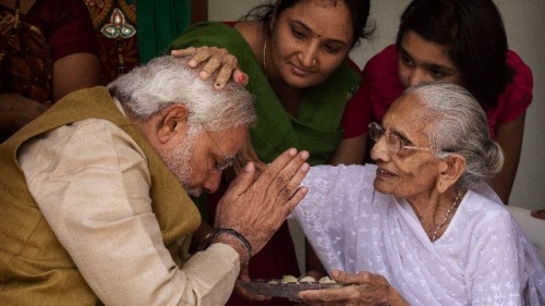 2014年5月16日在印度大選前期，莫迪回到家鄉接受母親的祝福。