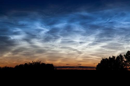 神秘的夜間發光雲發出電弧似藍光