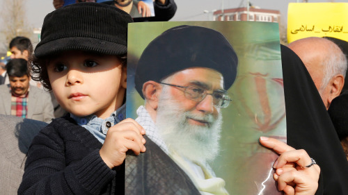 伊朗最高领导人哈米尼（Ayatollah Ali Khamenei）谴责：“英语教学已经扩散到伊朗的幼儿园了”。7日伊朗教育部已经禁止伊朗小学教授英文。(16:9) 