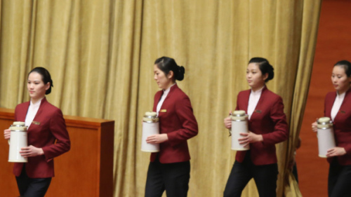 據報，北京大會堂的美女服務員時常是三四百人的應選者只挑出兩三個。