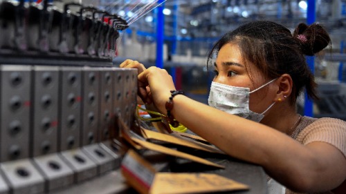 2018年9月8日，在中国河南省商丘的一家纺织厂，一名员工在检查一台圆形织机。