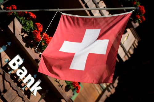 一家门口挂有国旗的瑞士当地银行。