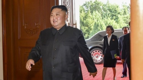 朝鲜领导人金正恩在与美国国务卿蓬佩奥会谈时所乘坐的专车，疑似已从原本的奔驰换成劳斯莱斯幻影防弹车