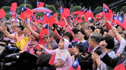台湾民众高兴地庆祝双十国庆