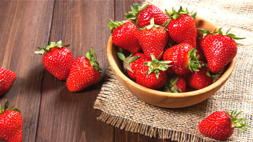 每天适量食用草莓，可起到养肝护肝的功效。
