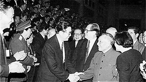 邓小平以隔代指定的方式让胡锦涛在2002年成为中共党魁。