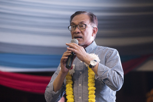  2018年10月13日，馬來西亞前副首相安華贏得補選後，向支持者講話。