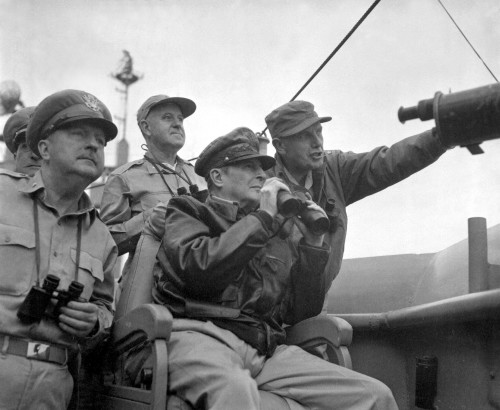 1950年9月15日，联合国军总司令道格拉斯．麦克阿瑟在麦金利山号巡洋舰(AGC-7)上观看仁川滩头情况