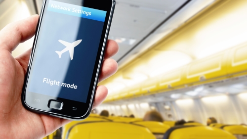 空服员总会在起降前提醒乘客，把手机关机或切换为飞航模式，以维护飞航安全。