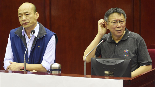 高雄市候选人韩国瑜（左）与台北市长柯文哲（右）