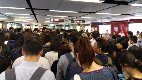 今天早上香港鐵路在上班尖峰時期故障，圖為中環站人流從月台「倒灌」回站內的擁擠場面