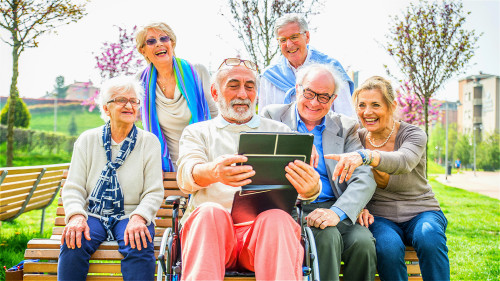 长寿老人大多乐观随和，笑对生活，广泛社交。