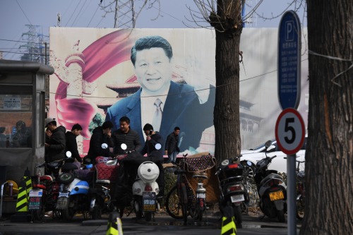 2018年3月19日，北京街头的一处褪色的习近平标语牌。 
