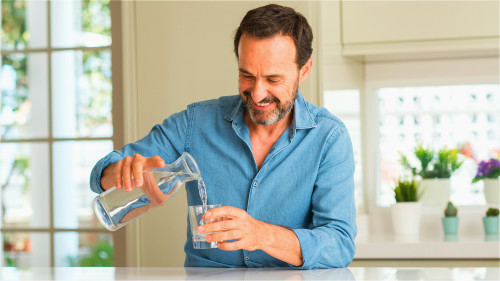 早上起床后喝一杯温水，对健康十分有益。