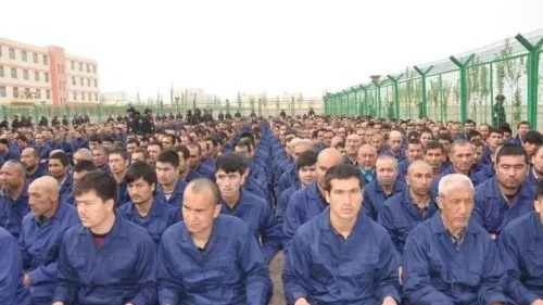 一名刚从新疆监狱逃出生天的哈萨克人最近向外媒披露狱中见闻，他说，入狱者会被像“鲜肉”一样用铁钩挂起抽打！图为新疆集中营。