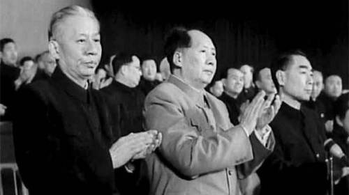 刘少奇曾经长期受到毛泽东的信任和重用，一直是毛用来对付和遏制周的人物。